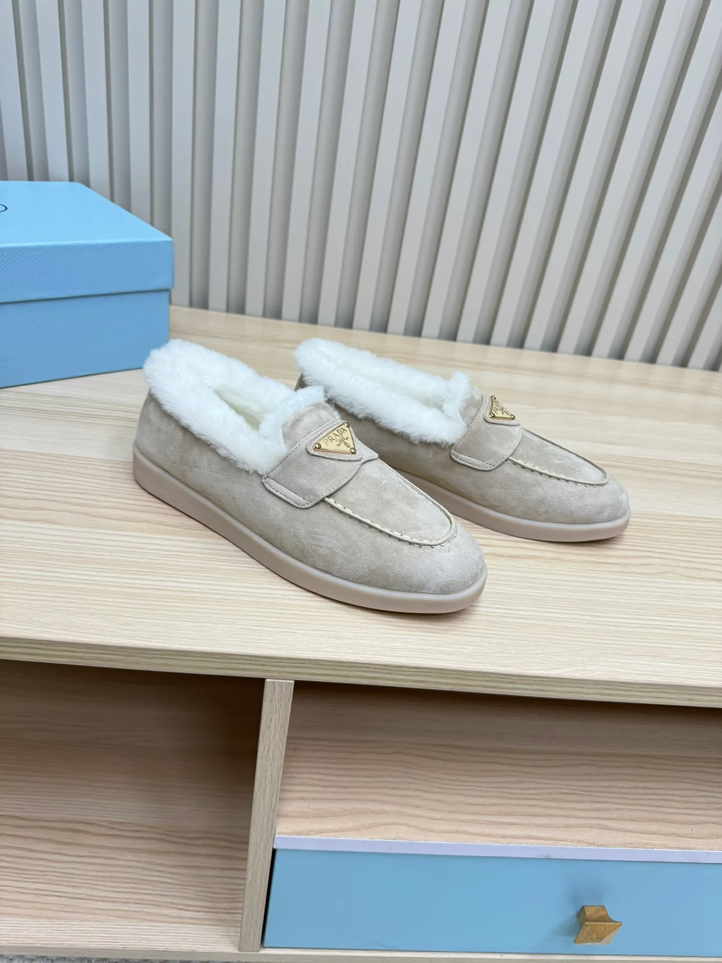 p580 Prada couple loafers｜Winter warmth and good looks at the same time online❄️👫 This is the C position of the shoe cabinet this autumn and winter! Prada's new couple's loafers are high-end yet still stylish~ ✨Imported frosted cowhide fabric, exquisite texture and high-end at first glance 🐑Australian imported sheepskin fur integrated lining, maximum warmth retention! It is also super warm to wear in winter in the north. 🔺The classic triangle logo embellishes the upper, which is simple and elegant, with perfect recognition. 💯Original TPU absorbent film outsole, non-slip, wear-resistant and durable. A must-have item for couples to go out on the street! The upper foot instantly enhances the overall outfit level, whether it is paired with a coat or a down jacket, it looks great ~ #Prada Loafers #coupleshoesrecommend #wintermusthaveshoes #luxurywear Outfit Fabric: Imported two-layer frosted cowhide Lining: Sheepskin imported from Australia One piece Outsole: Original Tpu absorbent film outsole Female size: 35~41 (customized in 41) Male size: 39~45 (customized in 45)